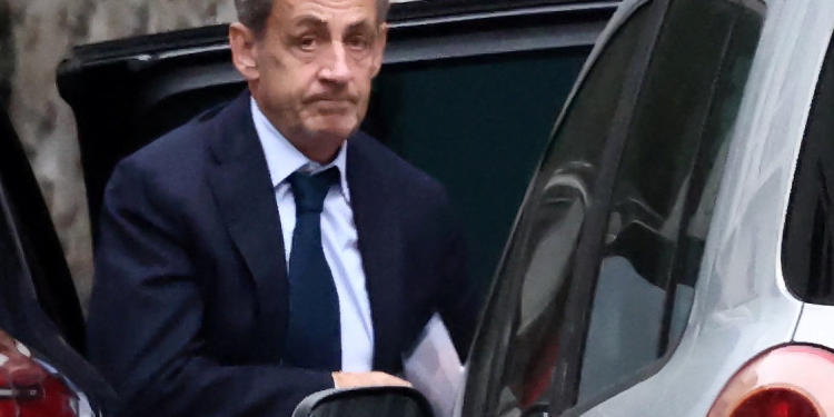 Ish-presidenti francez Nicolas Sarkozy bëhet gati të shkojë në burg