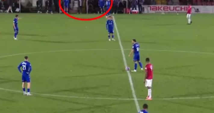 Rregulli më i çuditshëm në Angli! Vetëm 30 sekonda lojë, rivali i Mançester Junajtid bën dy zëvendësime “tallëse”