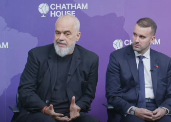 Rama thumbon Farage nga Londra: Më kërkoi 28 Nëntorin për të vizituar Shqipërinë, por i thash do dukesh i vogël para Heroit tonë Kombëtar