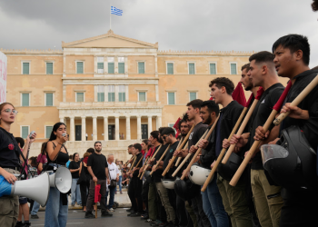 “Ne nuk jemi makina”, punëtorët në Greqi protestojnë kundër zgjatjes së orarit të punës