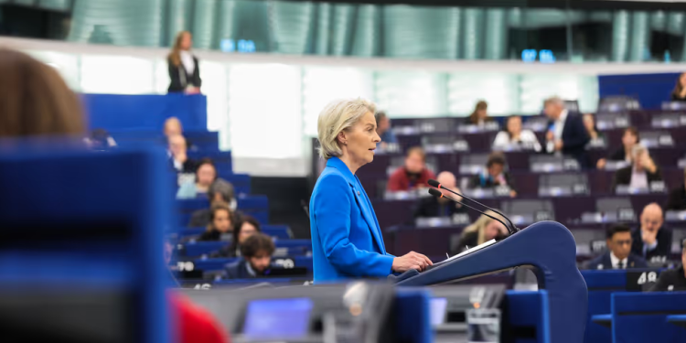 Von der Leyen kalon pa vështirësi votimin e dyfishtë të mosbesimit