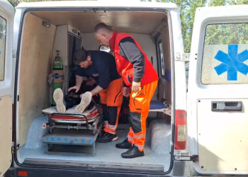 Në ditën e 12-të të grevës së naftëtarëve, përkeqësohet gjendja, njëri prej tyre dërgohet në Spitalin Rajonal të Fierit