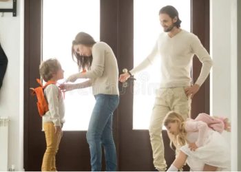 “Lufta” e mëngjesit për të veshur fëmijët sjell shumë benefite tek shëndeti i prindërve? Habit studimi i ri!