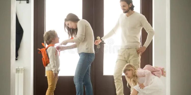 “Lufta” e mëngjesit për të veshur fëmijët sjell shumë benefite tek shëndeti i prindërve? Habit studimi i ri!