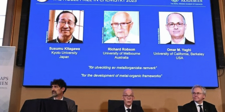 Tre shkencëtarë fitojnë Çmimin Nobel në kimi për punën e tyre në strukturat metalo-organike