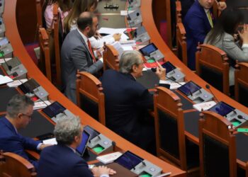 Nderimi i Enver Hoxhës nga Kuvendi, Berisha akuza Peleshit: Është si të fusësh Hitlerin në Bundestag