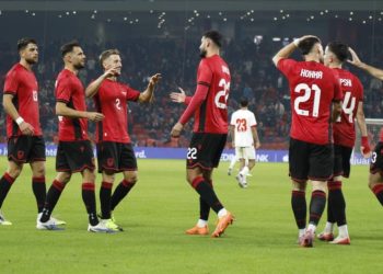 Video/ Shqipëria dhuron spektakël me skuadrën që luan në Botëror. Bajrami, Broja dhe Hoxha bëjnë me “krahë” Sylvinhon
