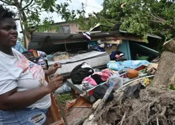 Xhamajkanët bëjnë bilancin e tyre pasi uragani shkaktoi dëme, përmbytje dhe ndërprerje të energjisë elektrike