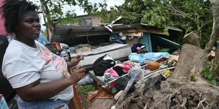 Xhamajkanët bëjnë bilancin e tyre pasi uragani shkaktoi dëme, përmbytje dhe ndërprerje të energjisë elektrike