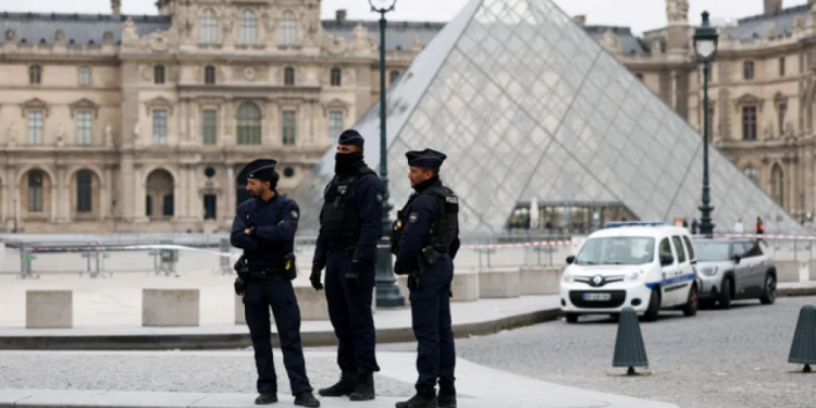 BBC: Dy të arrestuarit për grabitjen e muzeut të Luvrit pranojnë pjesërisht autorësinë