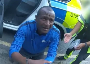 Në Britani një i burgosur lirohet gabimisht, policia nis kërkimet – i bën thirrje të dorëzohet