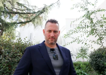 Washington Post shkruan për Florjan Binajn: Një komedian që mund të ndryshojë politikën shqiptare