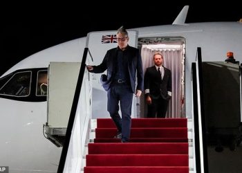 Marrëveshja e Trump/ Britanikët tallen me kryeministrin e tyre: Po shkon të ngrejë trofeun pa luajtur fare