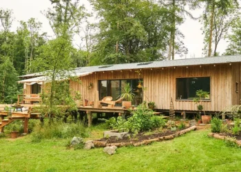 Njihuni me çiftin që pranoi të jetonte ekologjikisht në një shtëpi ekologjike prej 150 mijë paundësh ose ta humbiste atë