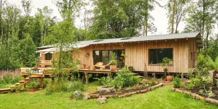 Njihuni me çiftin që pranoi të jetonte ekologjikisht në një shtëpi ekologjike prej 150 mijë paundësh ose ta humbiste atë