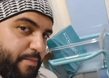 Sulmuesi i sinagogës u lirua me kusht pas arrestimit për përdhunim, thotë policia