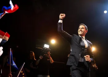 Liberalët holandezë të qendrës barazojnë me populistin Wilders në zgjedhje të ngushta