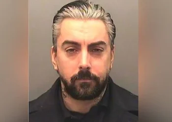 Këngëtari pedofil Ian Watkins vdes nga një sulmin në burg, ndërsa dy burra arrestohen