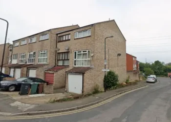 Burri qëllohet nga Policia Metropolitane pasi kërcënoi ta vriste