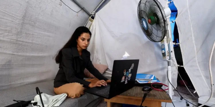 Qeveria thotë se personat në varësi të studentëve nga Gaza mund t’u bashkohen atyre në Mbretërinë e Bashkuar