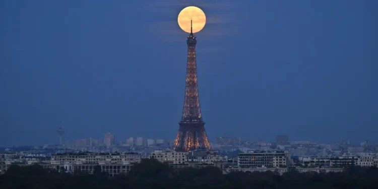 Superhëna verbuese ndriçon horizontet në të gjithë botën