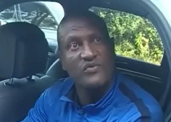 Emigrantit i jepet 500 paund për abuzues seksual pasi kërcënoi të prishë deportimin.