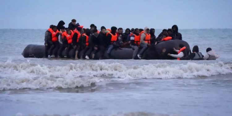 Azilkërkuesit do të largohen nga hotelet në Britani, qeveria do ti zhvendosë në qendrat ushtarake