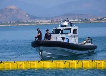 Shqiptari kërkon ndihmë në mes të detit, policia greke e gjen gomonen plot me kanabis