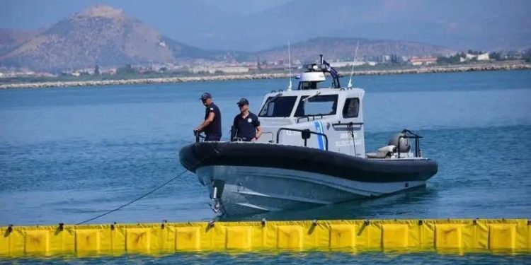 Shqiptari kërkon ndihmë në mes të detit, policia greke e gjen gomonen plot me kanabis