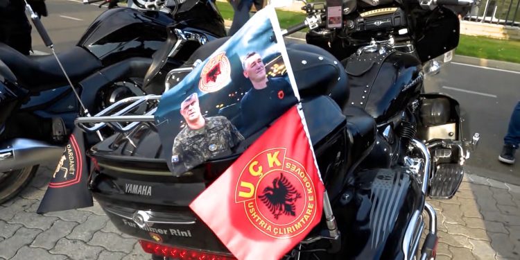 Rreth 150 motoristë nga Kosova me bluza me mbishkrimin “Liria ka emër”