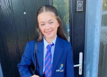 Britanikja 13-vjeçe pezullohet nga shkolla për katër ditë sepse mbante ‘vathë të padukshëm’