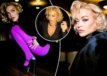 Rita Ora në stilin e Marilyn Monroe, merr vëmendjen me paraqitjen e veçantë ndërsa sjell një version të ri të “All Natural”