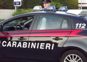 Itali/ BabĂ« e bir pĂ«rleshen me âskifterĂ«tâ shqiptarĂ« qĂ« u hynĂ« nĂ« shtĂ«pi pĂ«r tĂ« grabitur