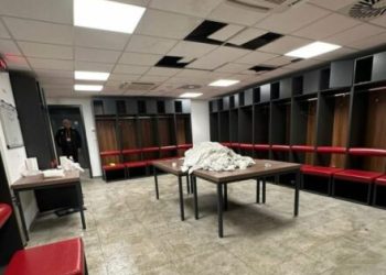 “Ndjesë për tavanin!” Djemtë e Kombëtares pastrojnë dhomën e zhveshjes para largimit