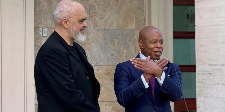 Rama me kryebashkiakun Adams: Po punojmë për fluturime direkte me Nju-Jorkun