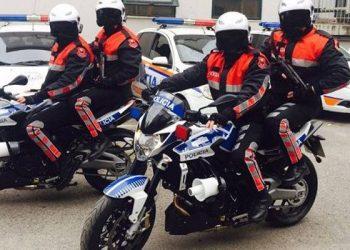 Tentoi t’i largohej “Shqiponjave” gjatë kontrollit për armë por përplasi disa mjete dhe plagosi dy persona, kapet i riu në Tiranë