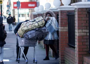 Qeveria rikuperon 74 milionë paund nga firmat e hoteleve për azil