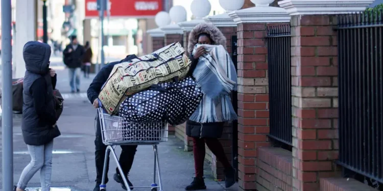 Qeveria rikuperon 74 milionë paund nga firmat e hoteleve për azil