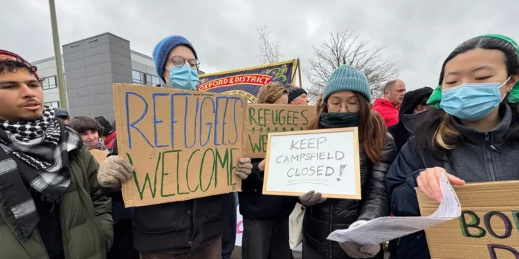 Protestuesit kundërshtojnë rihapjen e qendrave të imigracionit