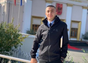 Hiqej si drejtori policie, detaje si u zbulua 20-vjeçari që u jepte urdhra edhe policëve në Portin e Durrësit