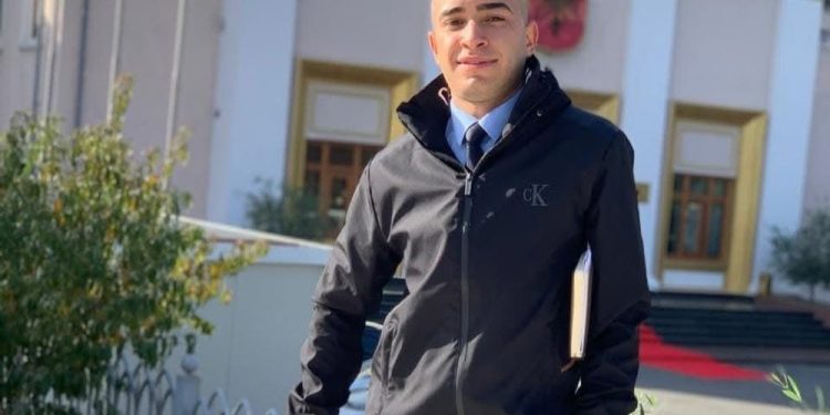 Hiqej si drejtori policie, detaje si u zbulua 20-vjeçari që u jepte urdhra edhe policëve në Portin e Durrësit