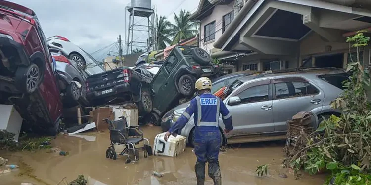 Më shumë se 60 të vdekur nga tajfuni që shkakton kaos në Filipine (video)
