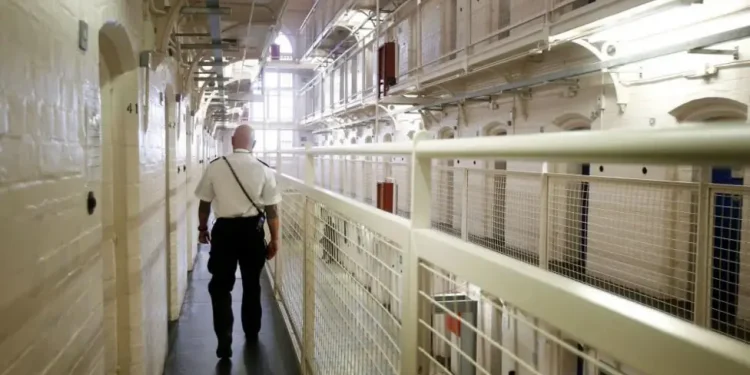 Të paktën katër të burgosur të liruar gabimisht janë ende të lirë, njofton BBC (video)