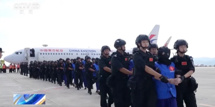 Mijëra kinezë të joshur jashtë vendit dhe të detyruar të bëhen mashtrues – tani Pekini po merr masa të ashpra