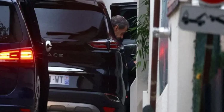 Ish-presidenti francez Sarkozy lirohet nga burgu pas tre javësh