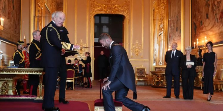 Tani quajeni “Sir” David Beckham, mesfushori legjendar i Anglisë merr zyrtarisht titullin e kalorësit nga Mbreti Charles
