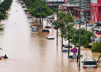 Të paktën 41 të vdekur nga shirat e pandërprerë që përmbytin Vietnamin (video)