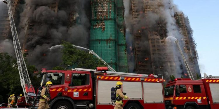 Blloku i pallateve përfshihet nga zjarri në Hong Kong, raportohet për viktima! Tym e flakë nga kullat