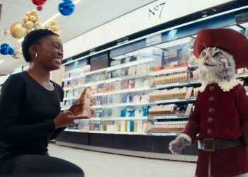 Rishikimi i reklamës së Krishtlindjeve të Boots për vitin 2025: pse Puss in Boots ka një theks të stilit të vendit perëndimor?