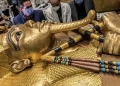Hapet Muzeu i Madh i Egjiptit, duke shfaqur për herë të parë të plotë varrin e Tutankhamunit